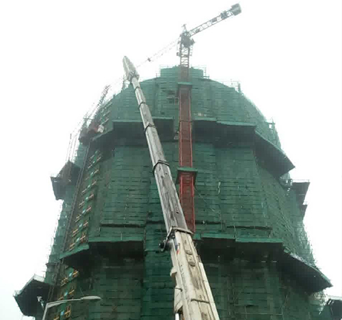 陵城吊车在工地上作业